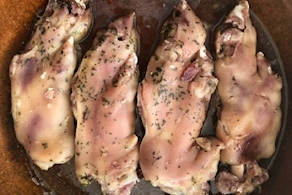 Manetes de porc precuinades. 4 meitats - A pes (850g aprox)