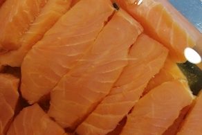 Lomitos de salmón marinado en aceite (100g aprox)