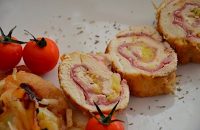 Pollo alegre relleno de ciruela, piñones y y jamón serrano (1 kg aprox)