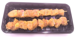 Chicken breast skewer marinated in Indian sauce 2un.