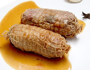 2 Redonditos de Pollo de Payés rellenos de salchichas, ciruelas y piñones. Cocidos.